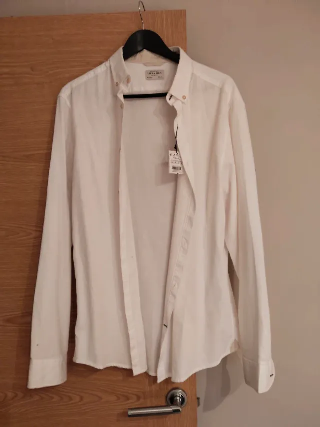 Camisa blanca con coderas