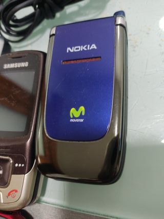teléfonos móviles antiguos Nokia y Samsung