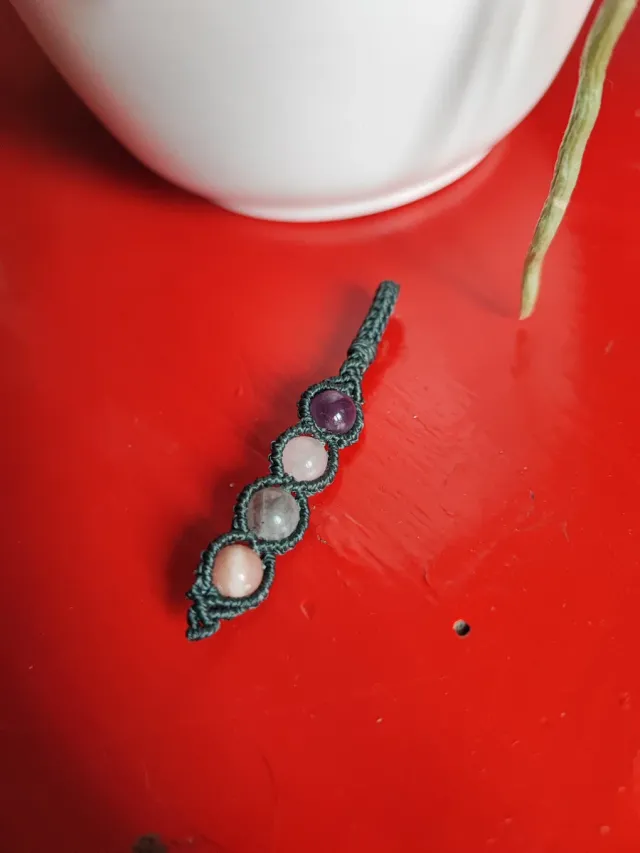 Per Re-use: ciondolo in macramè con 4 pietre