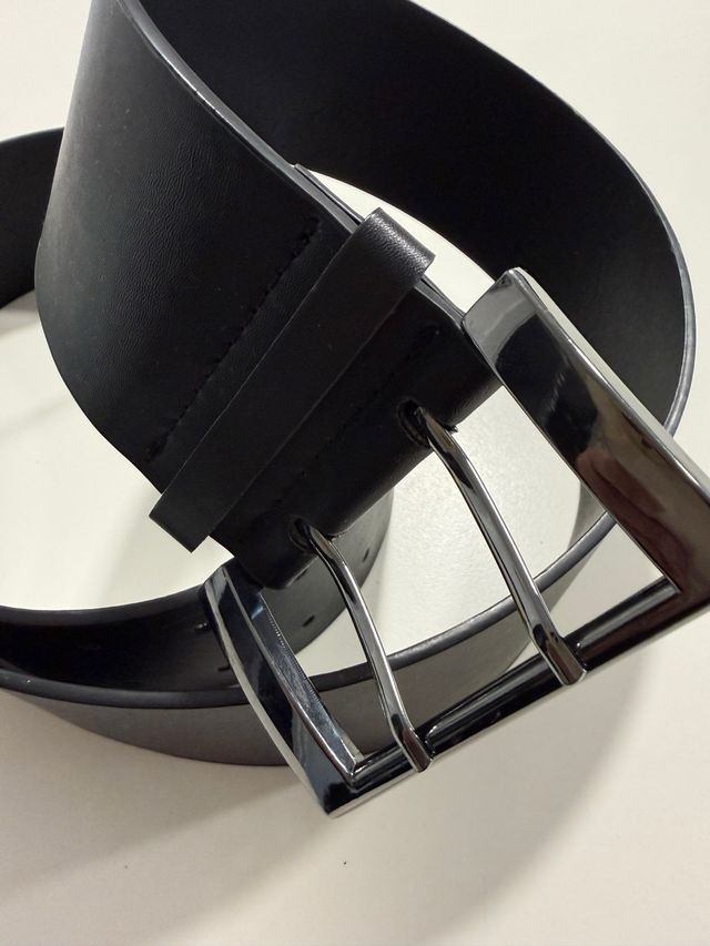 Cinturón negro con hebilla plateada