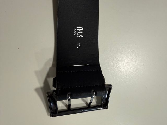 Cinturón negro con hebilla plateada