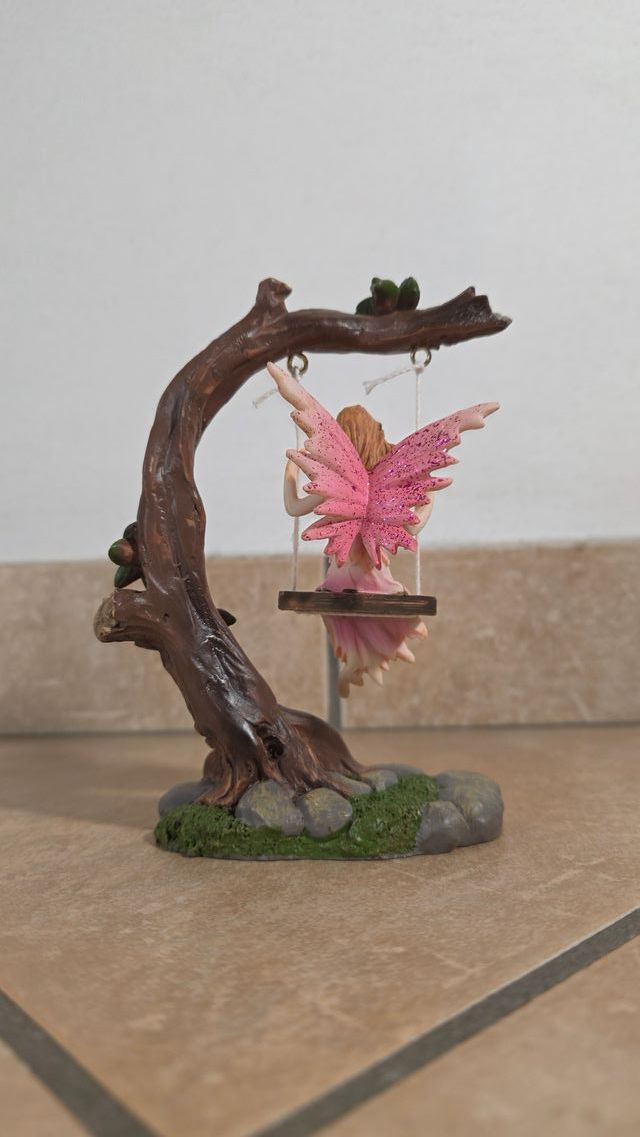 Fatina in resina su altalena 14 cm