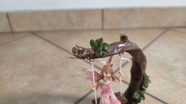 Fatina in resina su altalena 14 cm