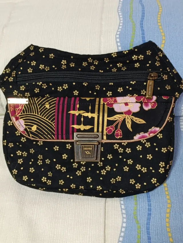 Riñonera Caomka negra con estampado floral