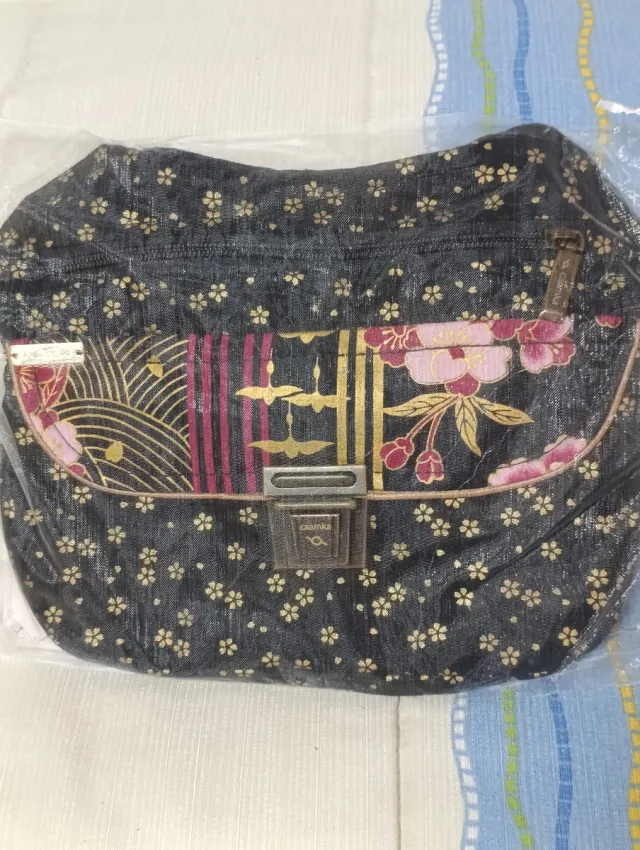 Riñonera Caomka negra con estampado floral