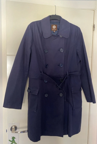 Gabardina azul de doble botonadura