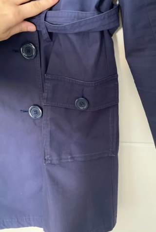 Gabardina azul de doble botonadura