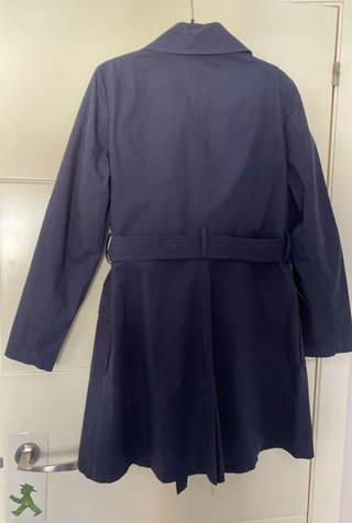 Gabardina azul de doble botonadura