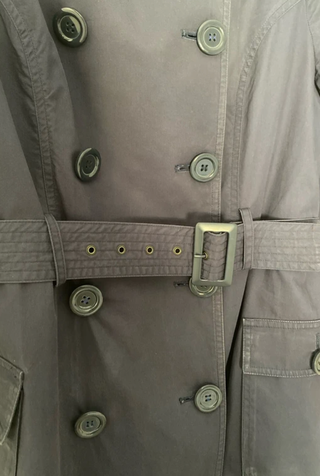 Gabardina azul de doble botonadura