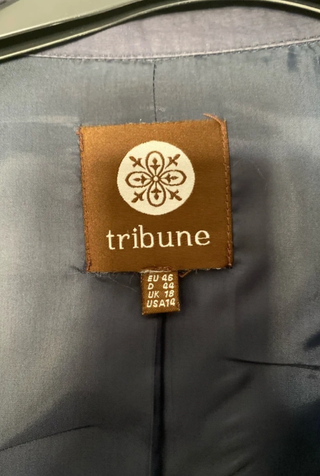 Gabardina azul de doble botonadura