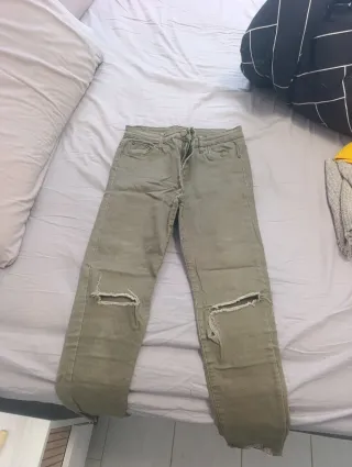 Pantalones vaqueros desgastados verde oliva.