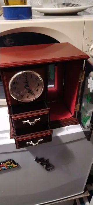 Joyería de madera con reloj