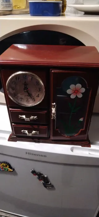 Joyería de madera con reloj