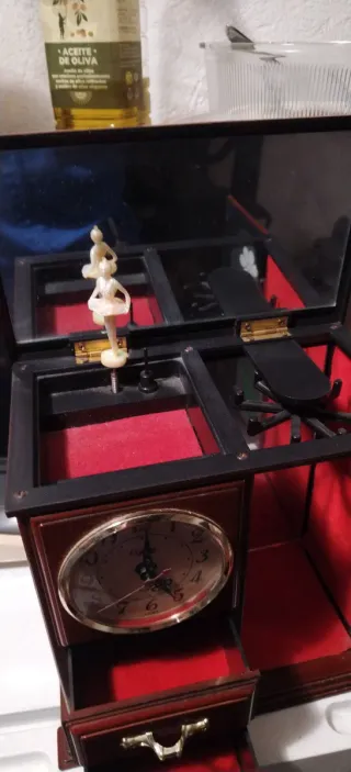 Joyería de madera con reloj