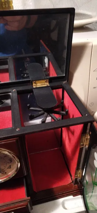 Joyería de madera con reloj