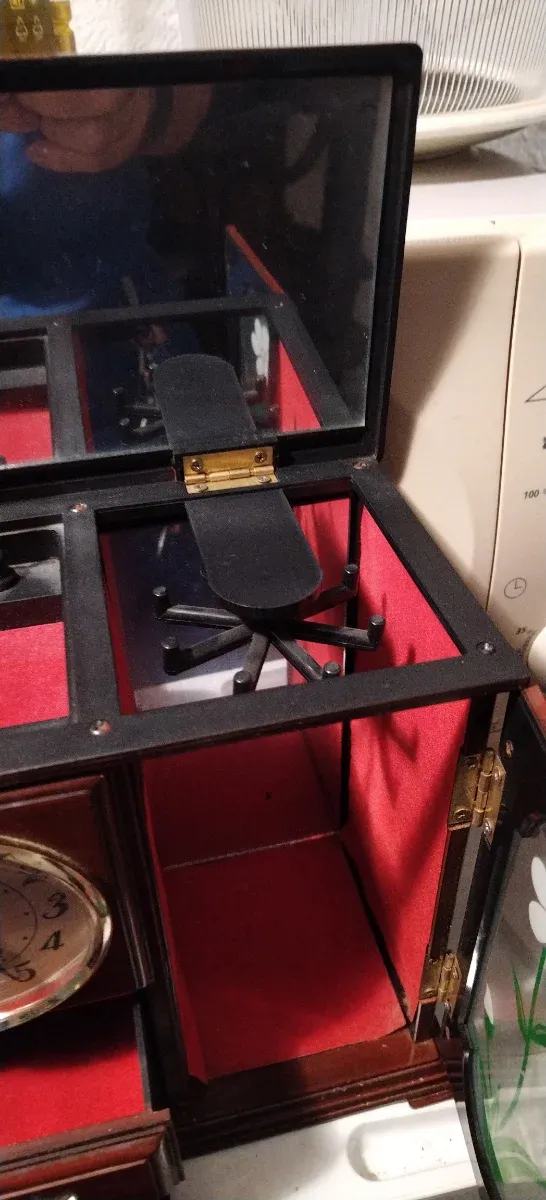 Joyería de madera con reloj