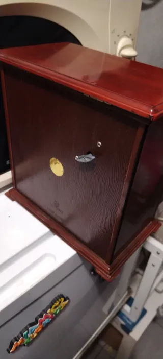 Joyería de madera con reloj