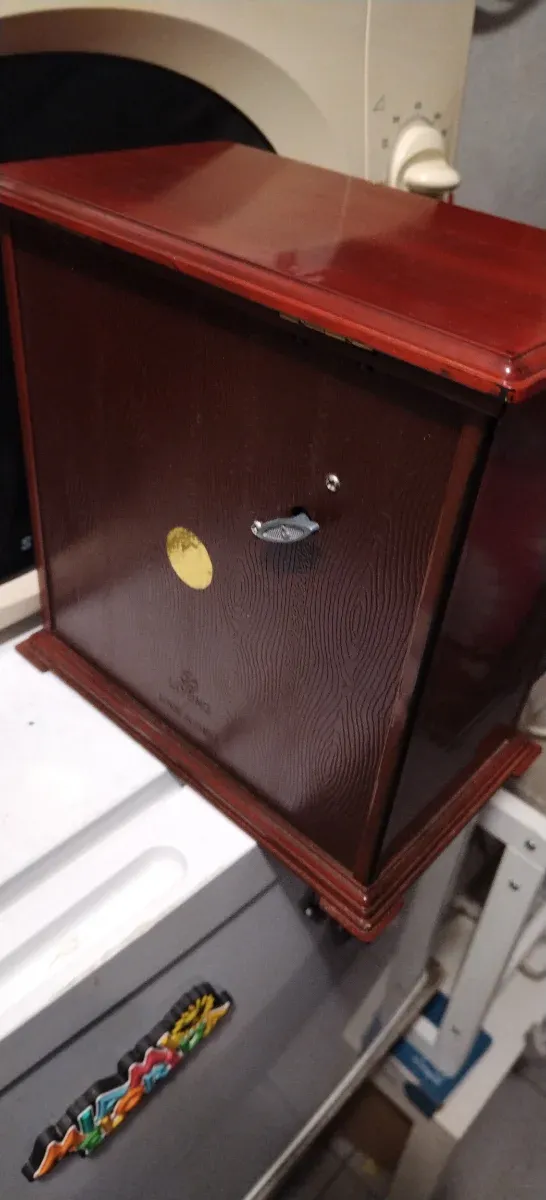 Joyería de madera con reloj