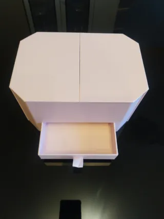 Caja joyero octogonal rosa de cartón.