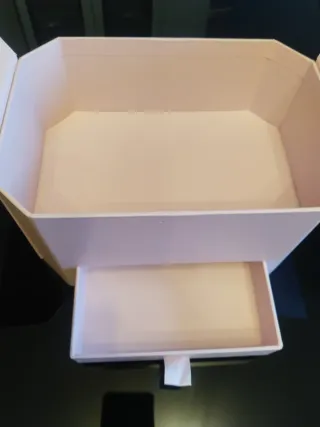 Caja joyero octogonal rosa de cartón.