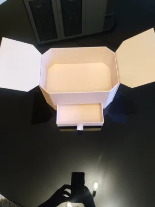 Caja joyero octogonal rosa de cartón.