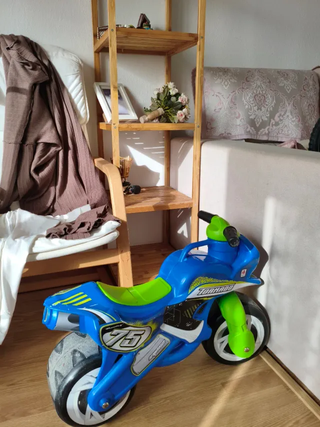 Moto correpasillos infantil azul y verde