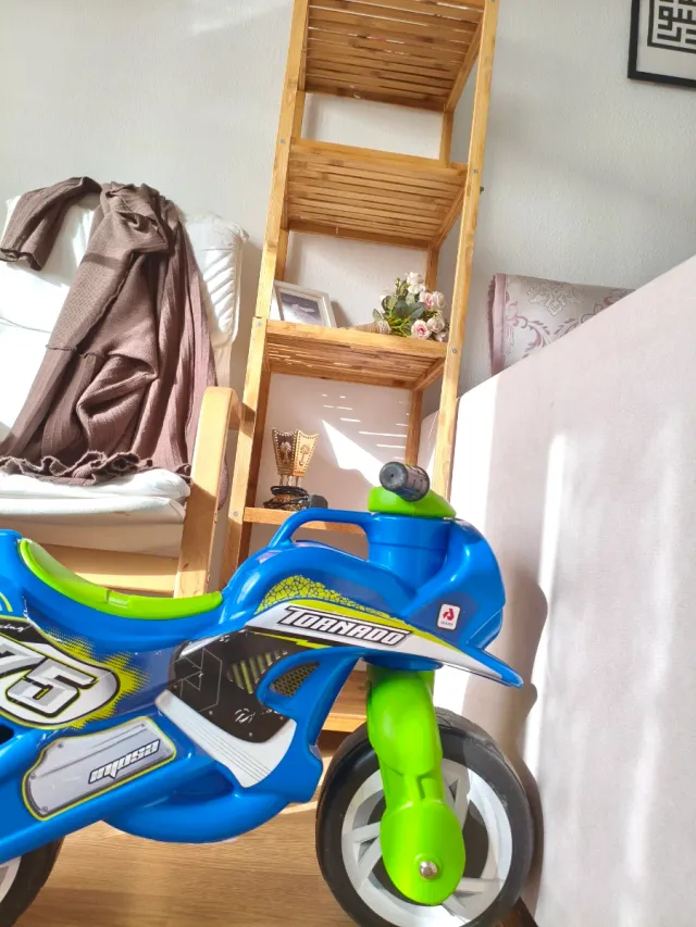 Moto correpasillos infantil azul y verde