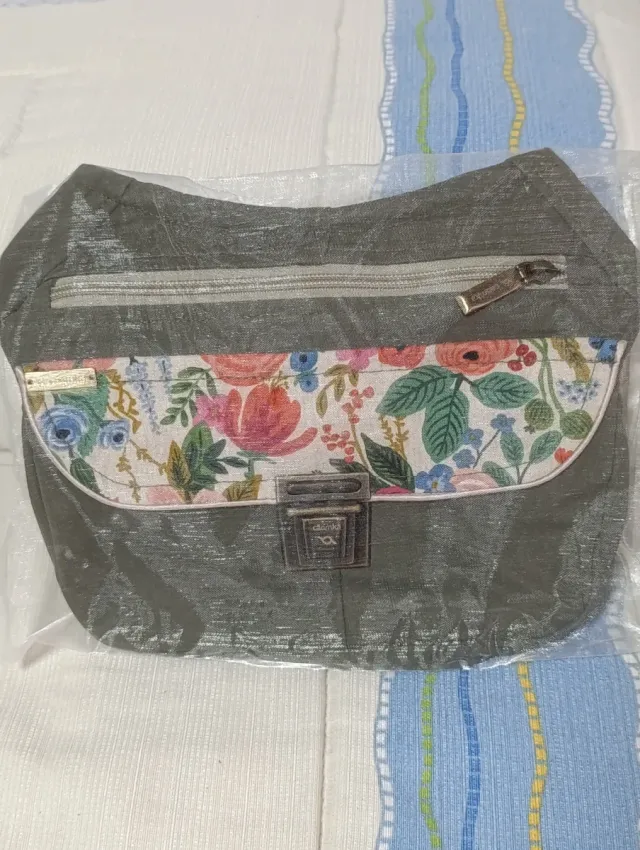 Riñonera Caomka floral verde y multicolor