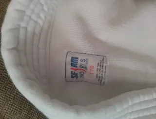 Dos partes superiores de kimono Adidas y White T