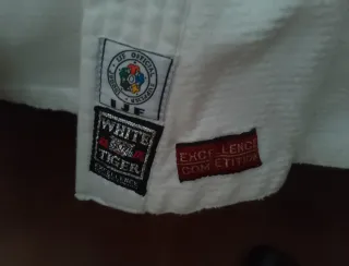 Dos partes superiores de kimono Adidas y White T