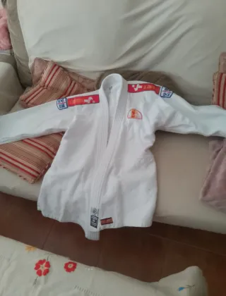 Dos partes superiores de kimono Adidas y White T