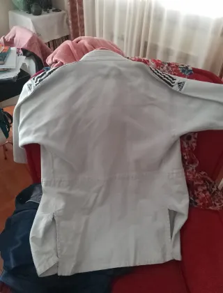 Dos partes superiores de kimono Adidas y White T