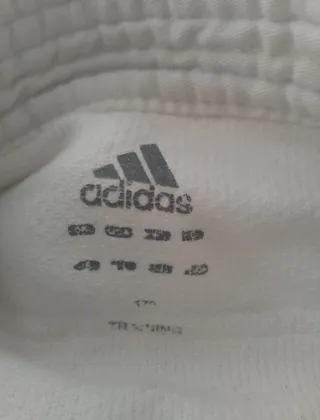 Dos partes superiores de kimono Adidas y White T