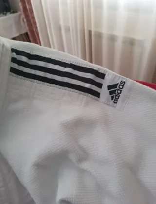 Dos partes superiores de kimono Adidas y White T