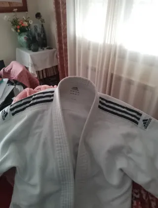 Dos partes superiores de kimono Adidas y White T