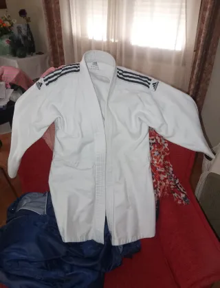 Dos partes superiores de kimono Adidas y White T