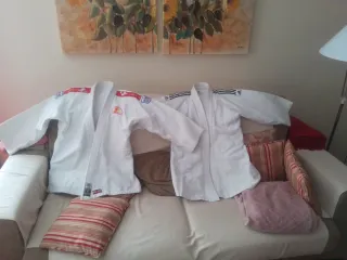 Dos partes superiores de kimono Adidas y White T