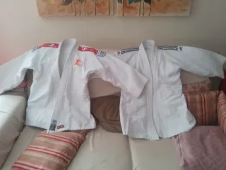 Dos partes superiores de kimono Adidas y White T