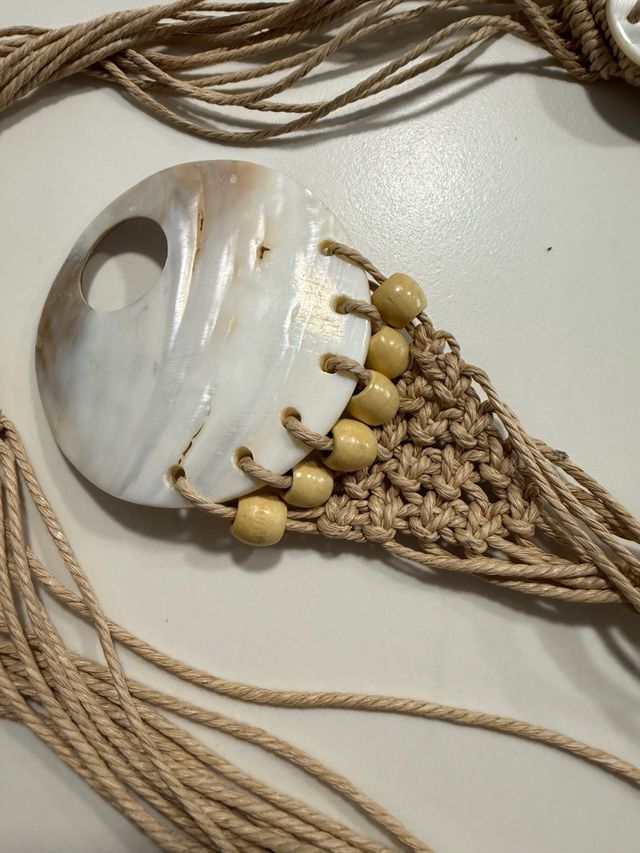 Cinturón artesanal con concha y cuentas