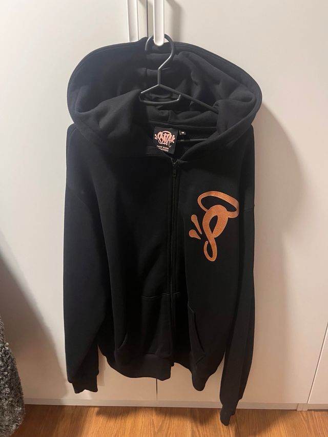 Chaqueta Syna Negra con Logo Dorado