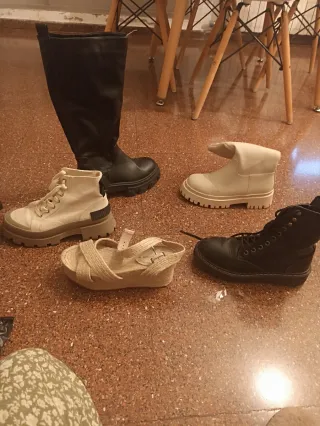 Botas y sandalias negras y beige