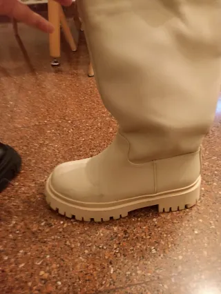 Botas y sandalias negras y beige