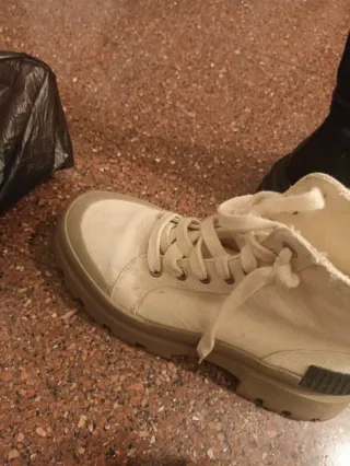 Botas y sandalias negras y beige