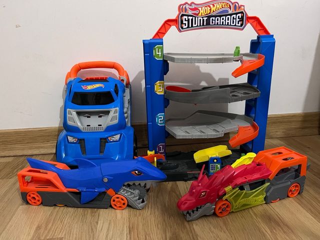 Hot Wheels Stunt Garage e Veicoli