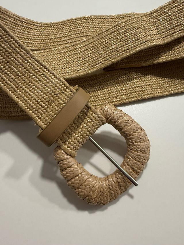 Cinturón de rafia con hebilla redonda