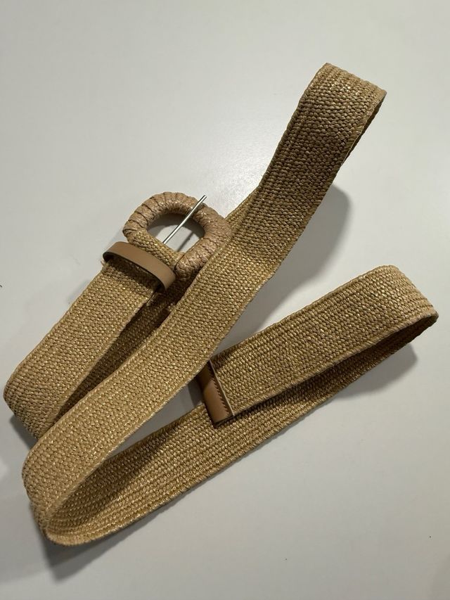 Cinturón de rafia con hebilla redonda