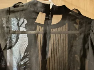 Camisa negra gasa volantes