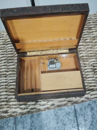 Caja de puros antigua decorada