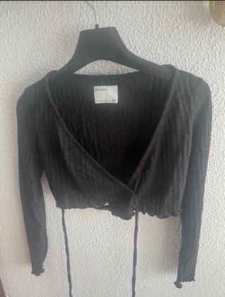 Jersey Bershka corto cruzado negro talla única