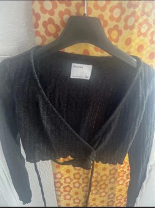Jersey Bershka corto cruzado negro talla única